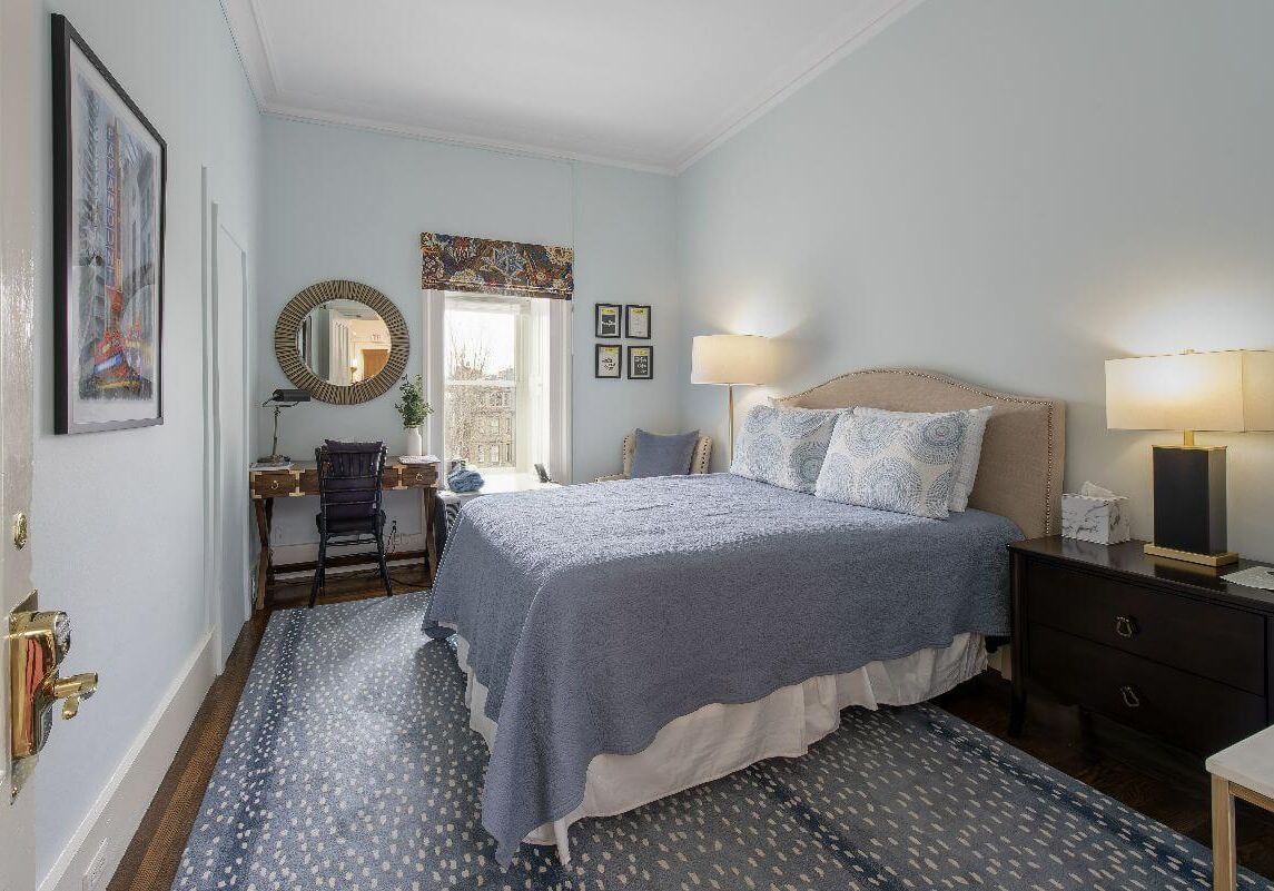 401 Emerson hotel room